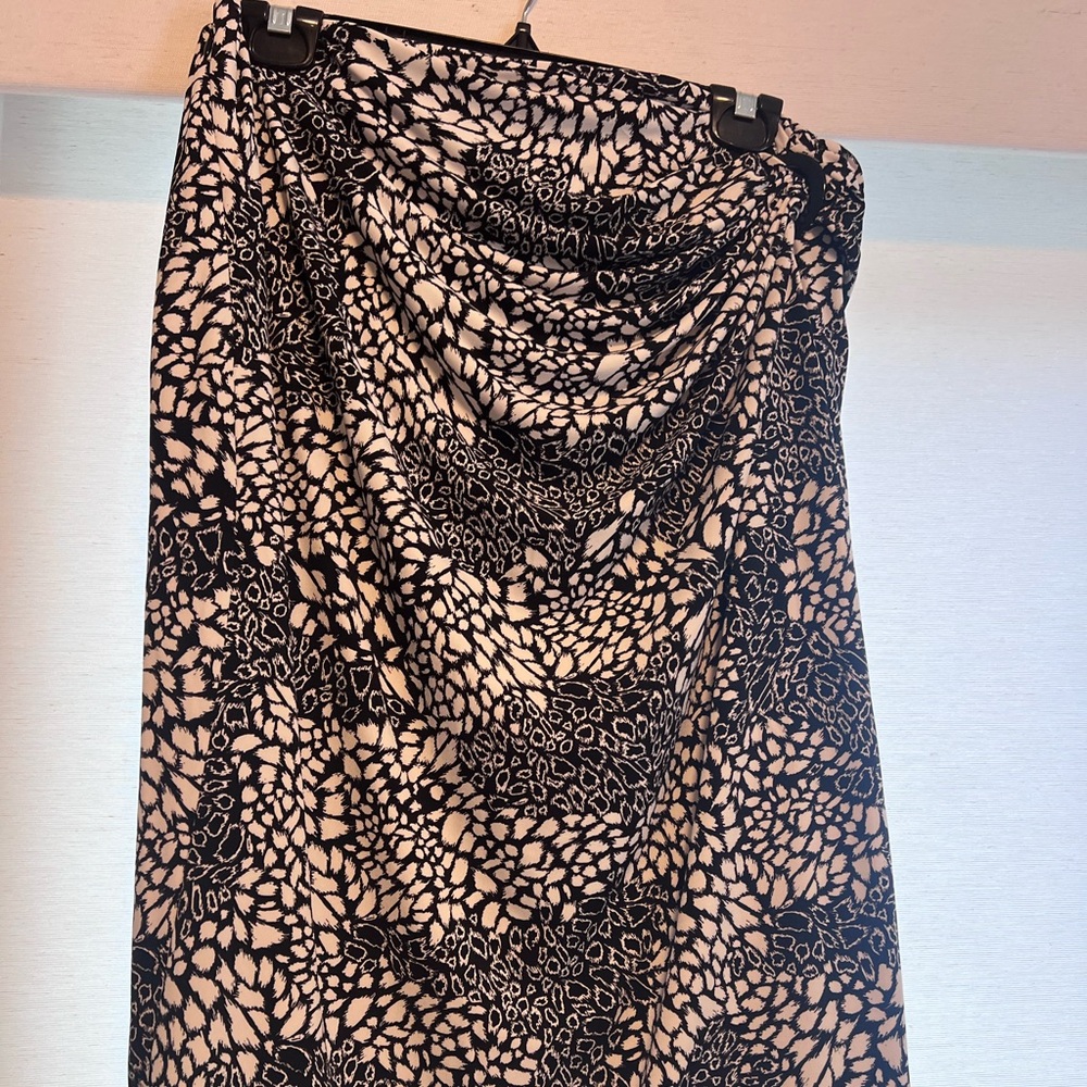 White House Black Market skirt.   Size Large Petite.